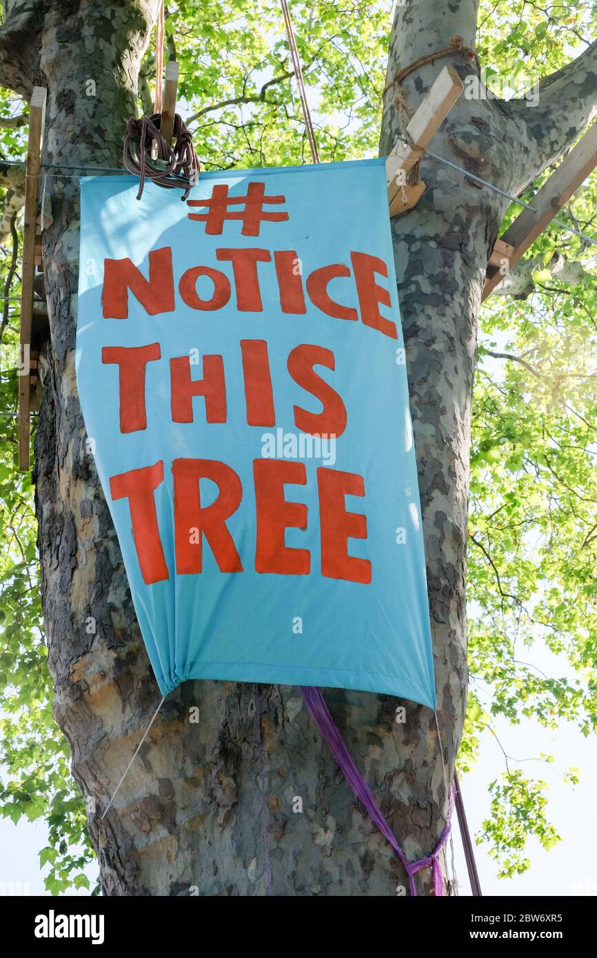 Woodberry Down, Londres, Royaume-Uni. 30 mai 2020. Les militants de la communauté locale à l'extérieur du pub Happy Man dans le domaine de Woodberry Down, au nord de Londres, l'avion d'un an devrait être abattu dans le cadre du nouveau développement de logements. Crédit : Matthew Chattle/Alay Live News Banque D'Images