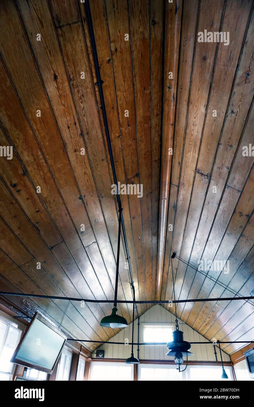 Toit en bois à l'intérieur de la boîte de signalisation ferroviaire historique Banque D'Images