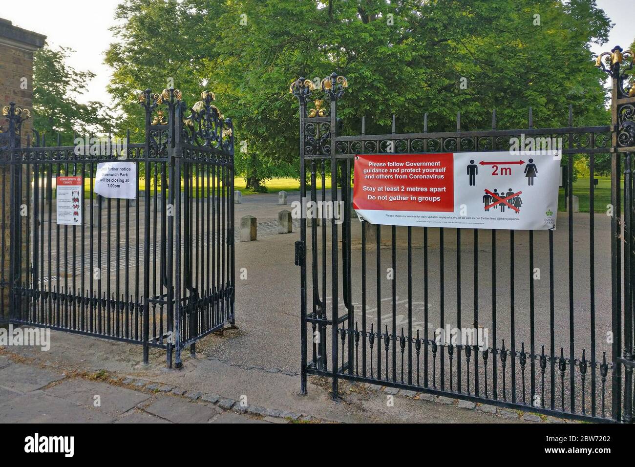 Londres, Royaume-Uni - 08 mai 2020 : panneau de sécurité pour les conseils de prévention des virus sur la clôture du parc de Greenwich en raison du coronavirus Covid 19. De nombreux lieux publics Banque D'Images