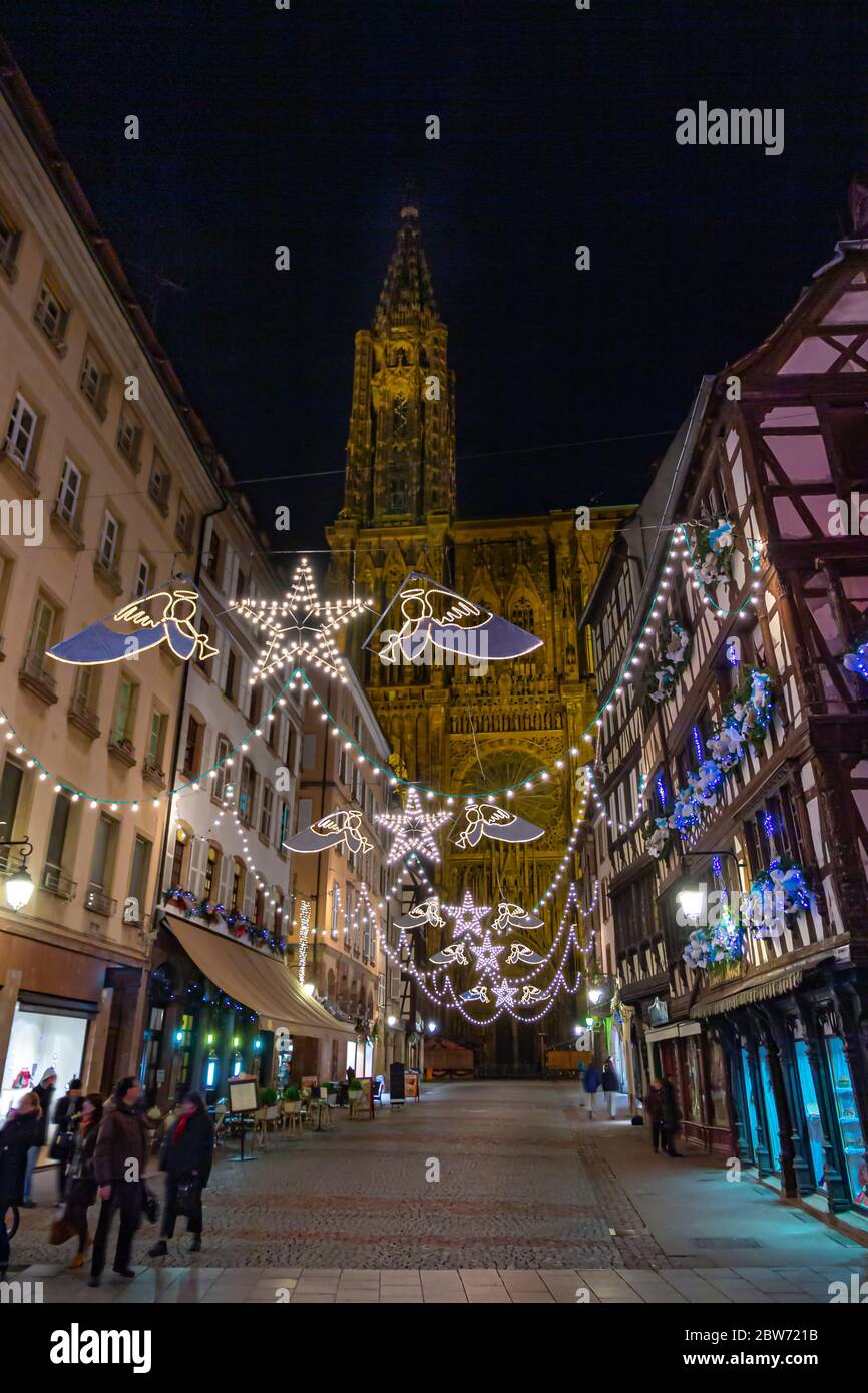 Shopping en fin de soirée devant la cathédrale de Strasbourg pendant les fêtes et les fêtes de Noël Banque D'Images