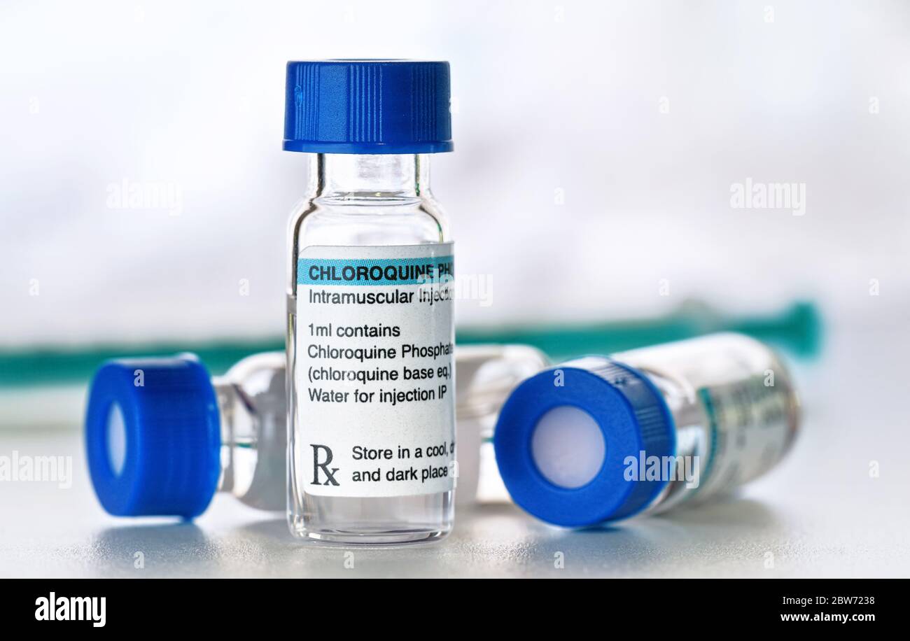 Chloroquine phosphate (nom générique, conception propre étiquette avec données factices - pas de produit réel) médicament dans de petites bouteilles d'injection avec bouchons bleus, syring vert Banque D'Images