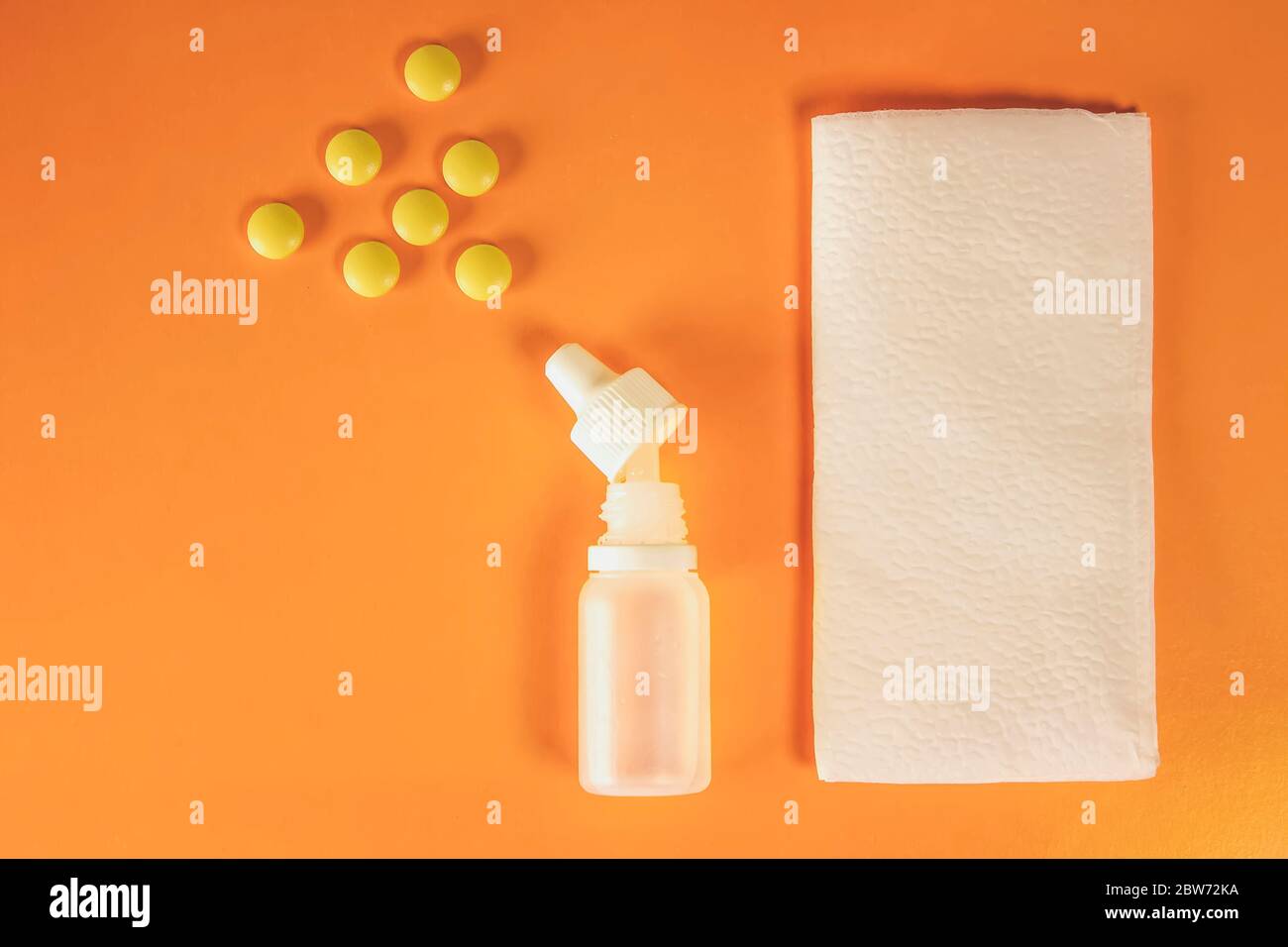 Vaporisateur nasal en plastique blanc avec comprimés et mouchoirs en papier  sur fond orange - sinusite, geniantrite, rhinite et autres maladies de  l'ORL Photo Stock - Alamy