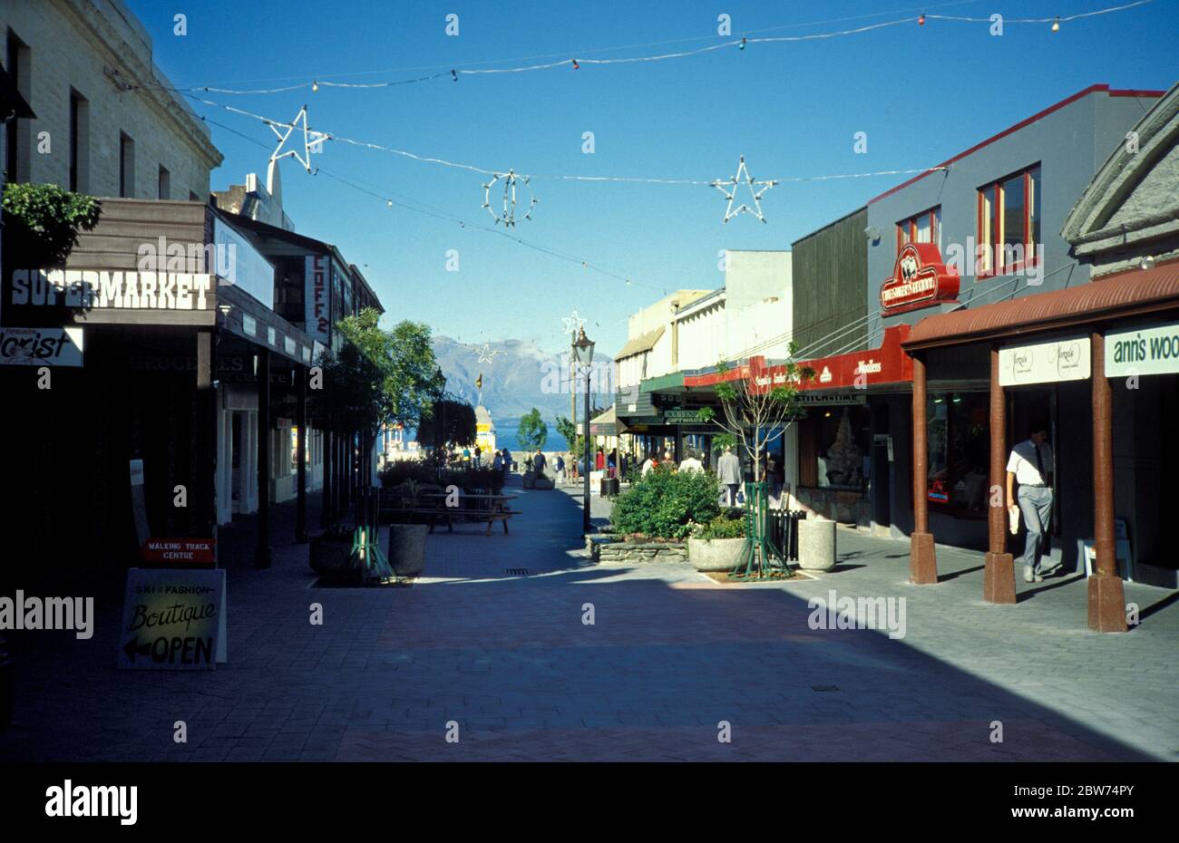 Magasins de Mall Street, Queenstown, Otago, Nouvelle-Zélande, photographiés en 1990 Banque D'Images