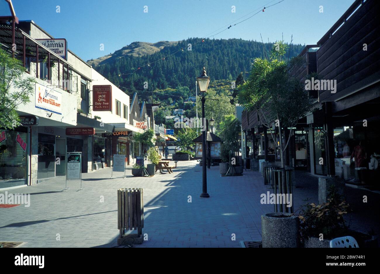 Magasins de Mall Street, Queenstown, Otago, Nouvelle-Zélande, photographiés en 1990 Banque D'Images