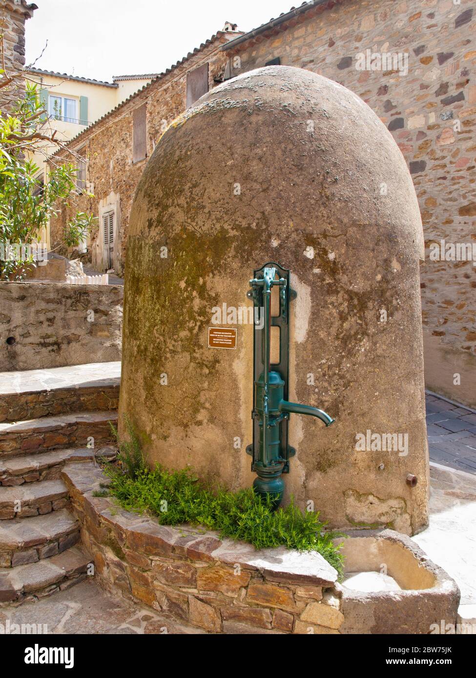 Pompe à eau manuelle dans le village de Gassin, Côte d'Azur, Provence, sud de la France Banque D'Images