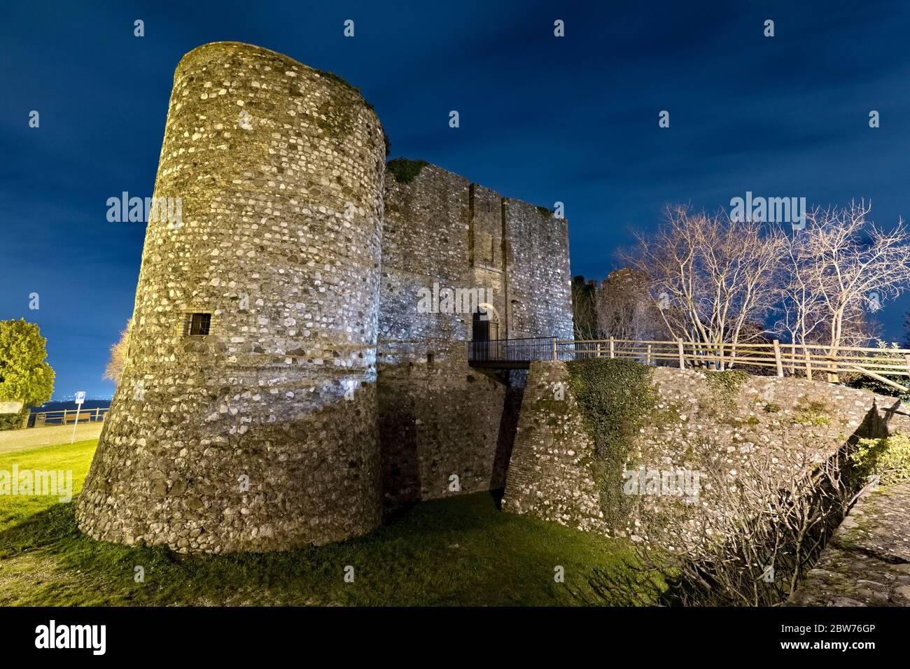 Tour et entrée du château médiéval de Padenghe sul Garda. Province de Brescia, Lombardie, Italie, Europe. Banque D'Images