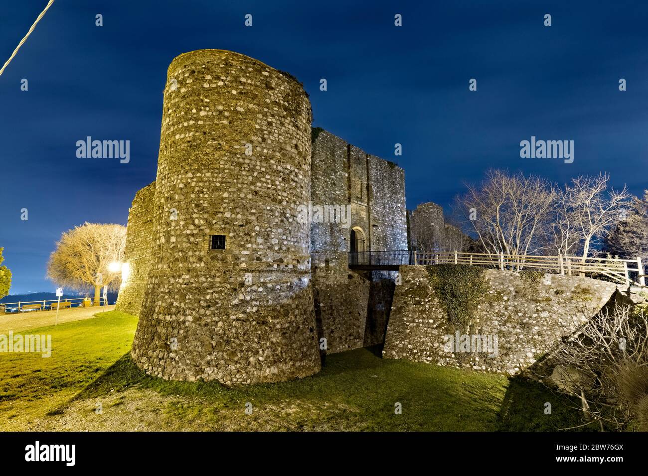 Tour et entrée du château médiéval de Padenghe sul Garda. Province de Brescia, Lombardie, Italie, Europe. Banque D'Images