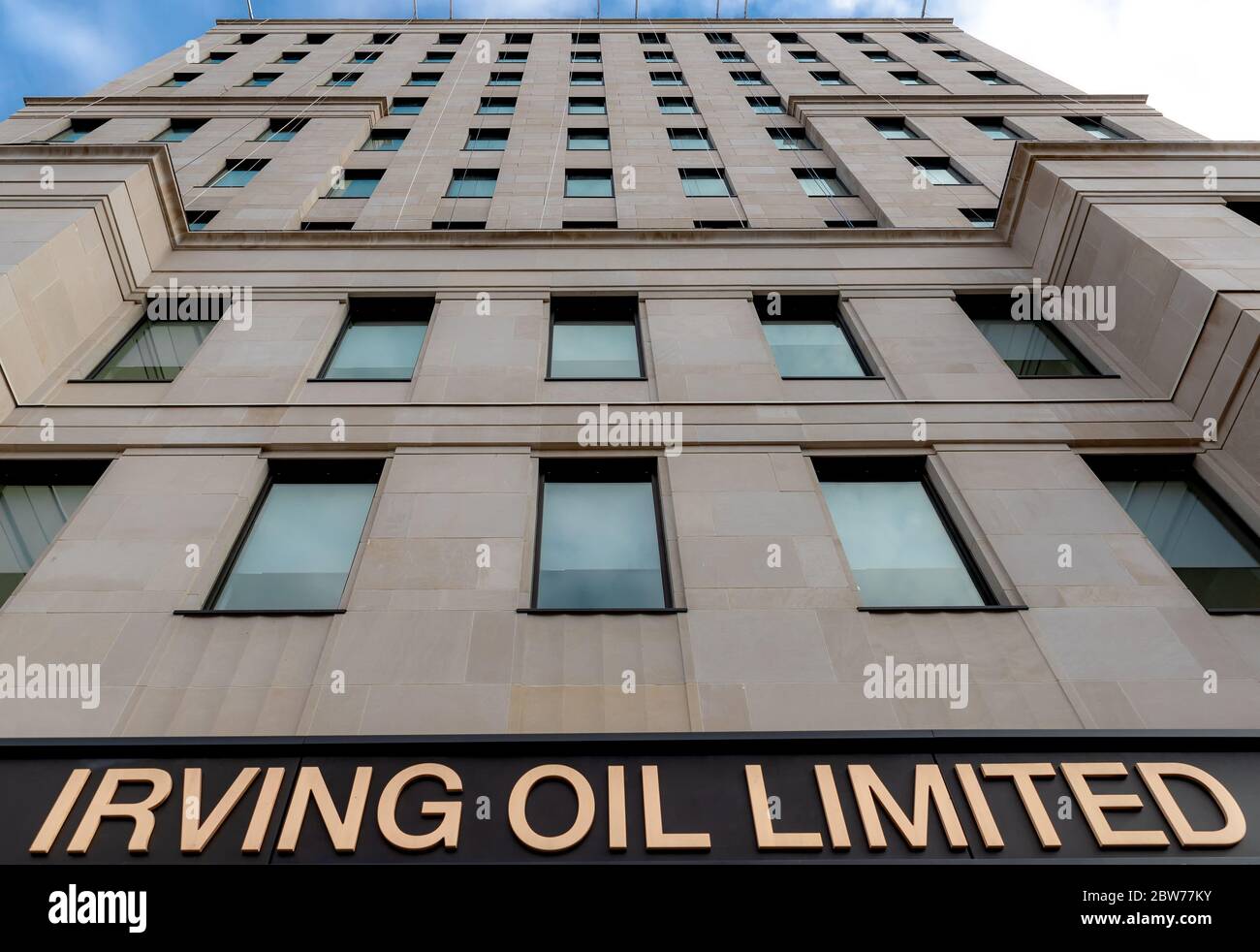 Saint John, Nouveau-Brunswick, Canada - le 17 mai 2019 : recherche du nouvel édifice Irving Oil situé sur King's Square South. Vue en gros plan. Banque D'Images