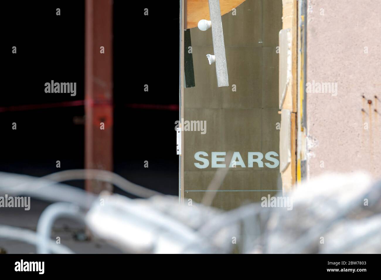 Saint John, N.-B., Canada - 2 mars 2019 : démolition du magasin Sears. Un gros plan du mot Sears apparaît sur une fenêtre d'un bâtiment partiellement démoli Banque D'Images