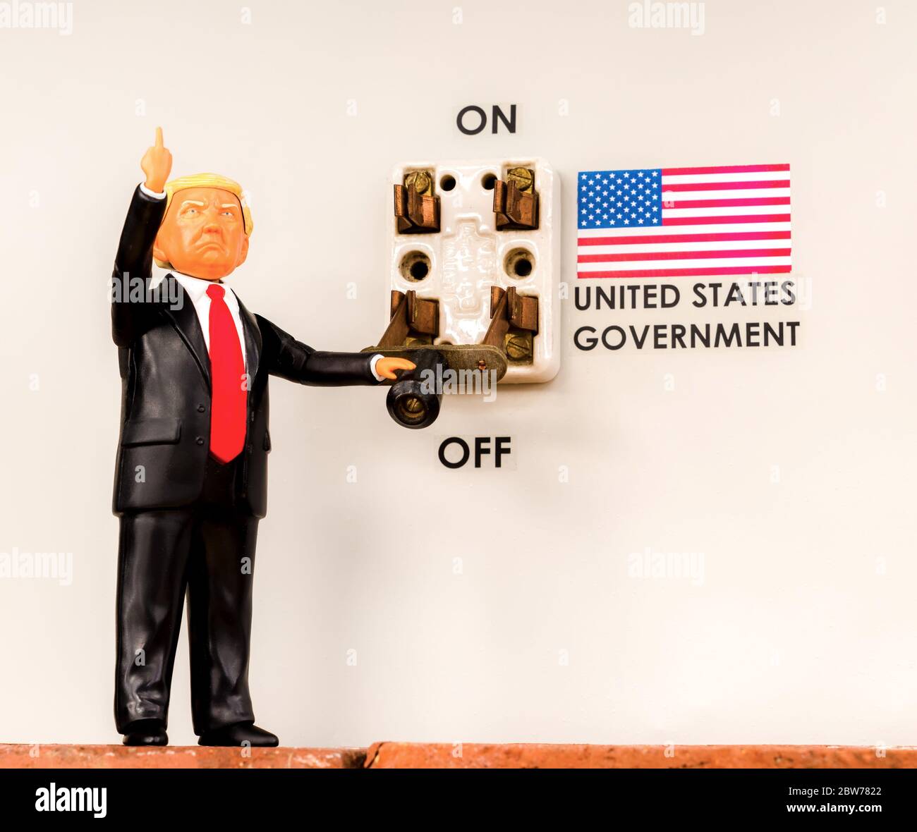 Saint John, Nouveau-Brunswick, Canada - le 11 février 2019 : la poupée Donald Trump utilise un interrupteur pour fermer le gouvernement déclaré par United. Banque D'Images