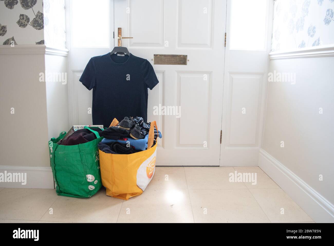 Un sac de vêtements et d'articles en attente d'être donné à une œuvre de bienfaisance ou à une boutique d'articles d'épargne. Banque D'Images