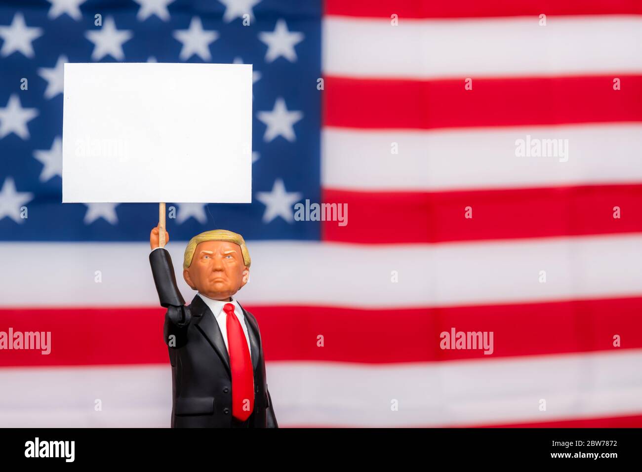Saint John, Nouveau-Brunswick, Canada - le 23 septembre 2018 : une poupée Donald Trump portant un panneau vierge. Un drapeau américain est en arrière-plan. Banque D'Images
