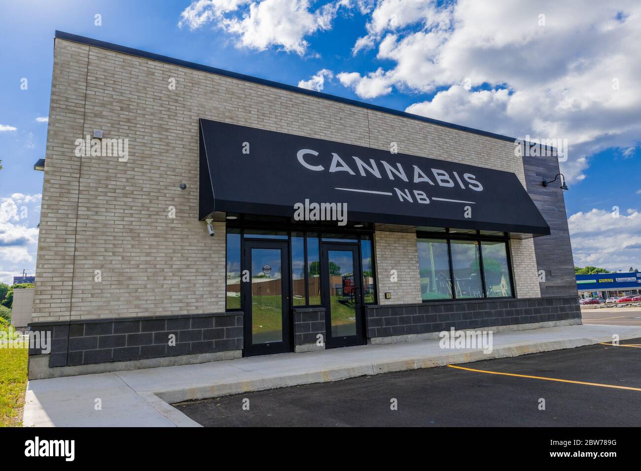 Saint John, Nouveau-Brunswick, Canada - le 18 juillet 2018 : un magasin DE vente au détail DE CANNABIS NB, où du cannabis légalisé doit être vendu. Banque D'Images