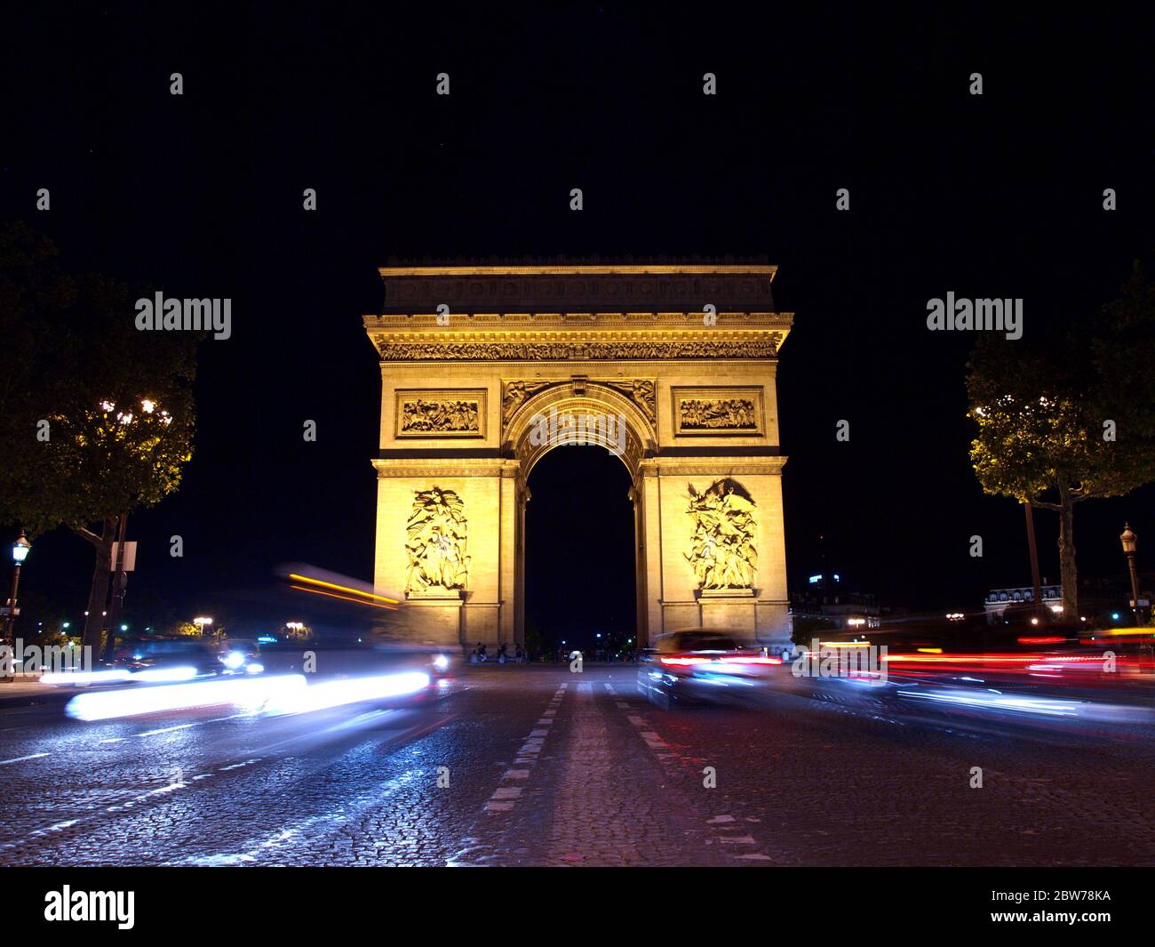 Arc de Triomphe, Paris illuminé de nuit Banque D'Images