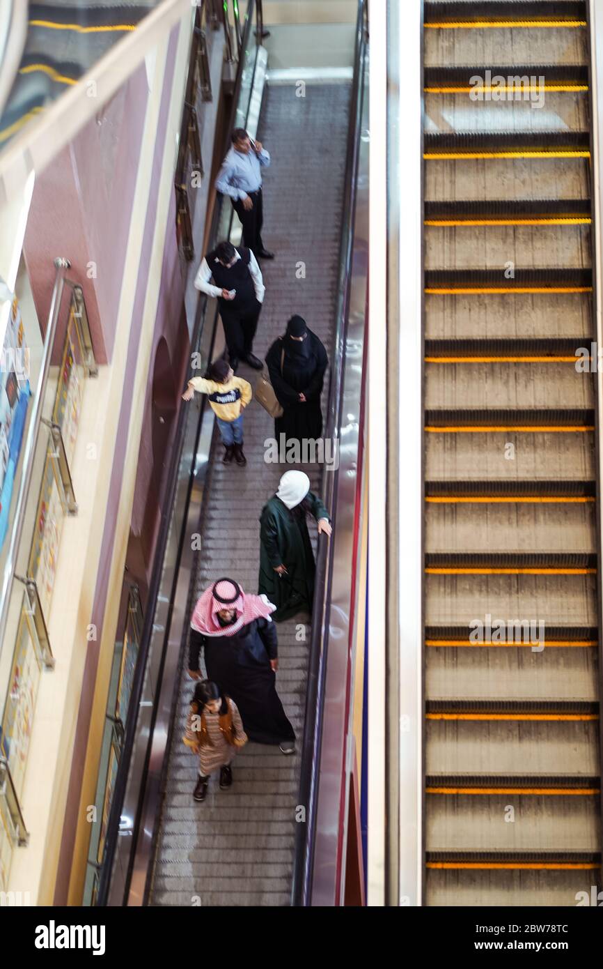 Bahreïn ville / Bahreïn - 15 janvier 2020: Les gens de la région dans les escaliers électriques dans le centre commercial Banque D'Images