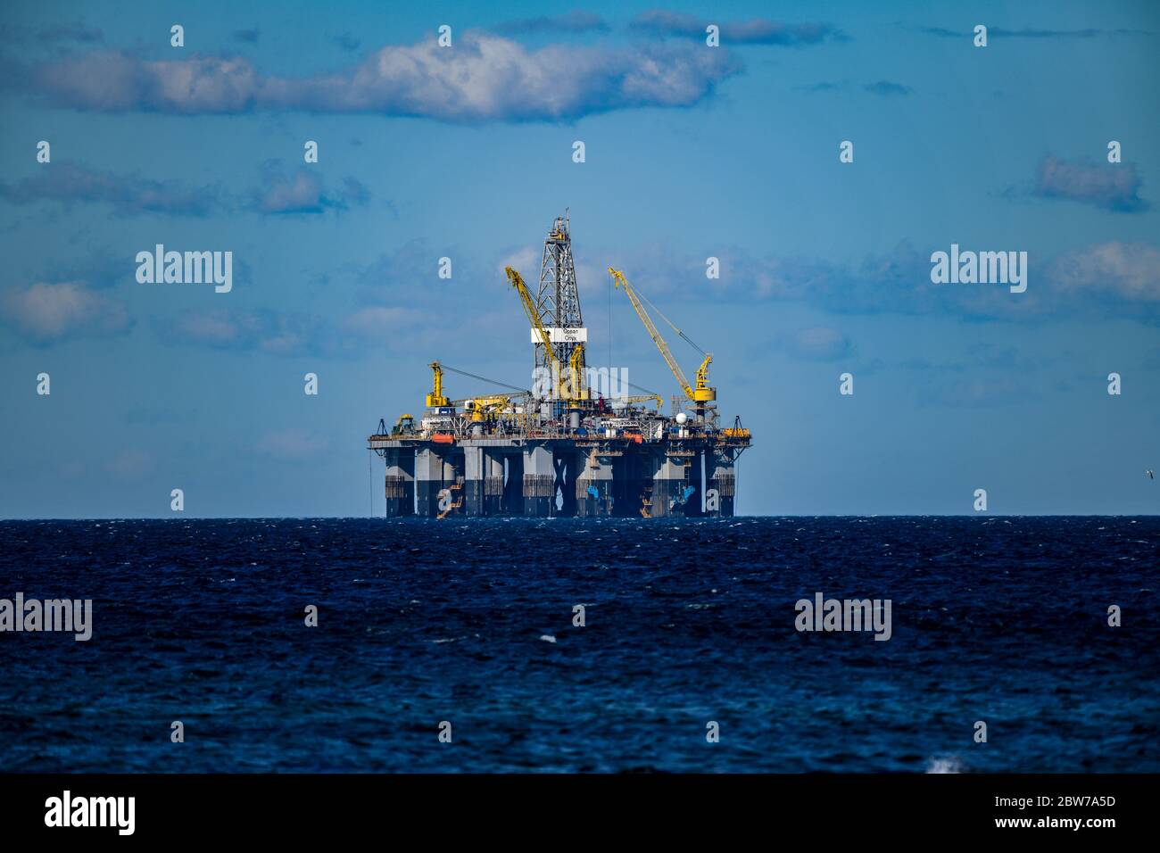 Plate-forme de forage de gaz de pétrole en mer avec nuages bleus de l'océan et jour ensoleillé Banque D'Images
