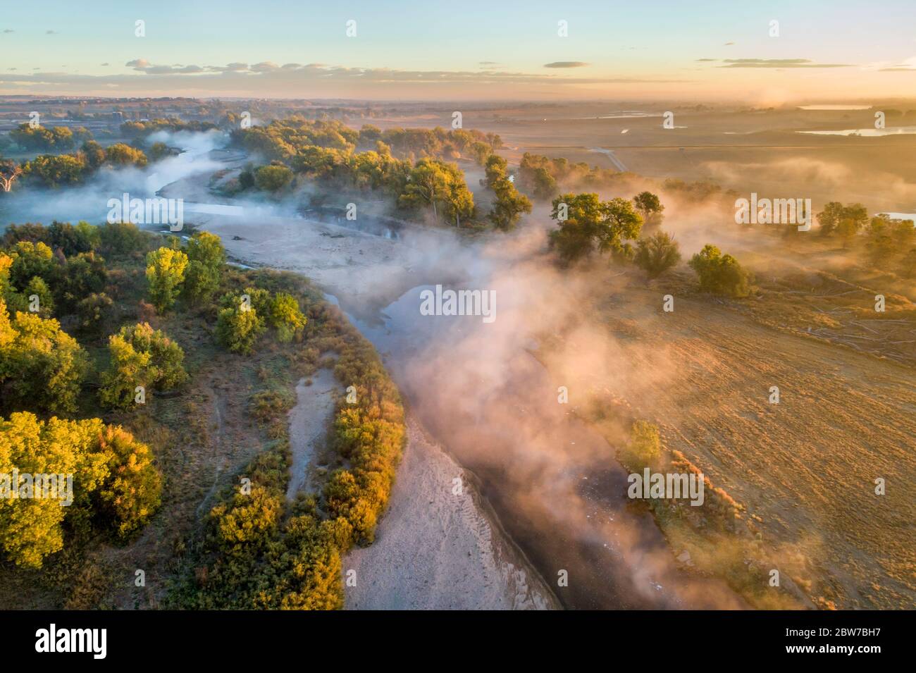 Matin brouillard sur la rivière South Platte ci-dessous dans le nord du Colorado Denver -Vue aérienne Banque D'Images