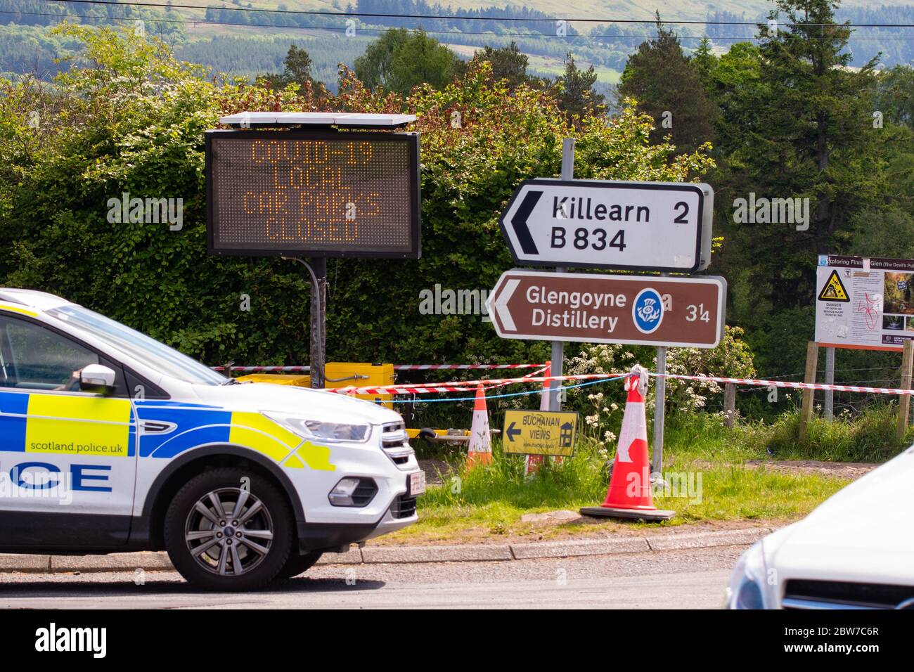 Killéarn, Stirlingshire, Écosse, Royaume-Uni. 30 mai 2020. Patrouille de police à Finnich Glen, Stirlingshire. Malgré les instructions pour rester dans la région et ne pas visiter les points d'intérêt touristiques, les visiteurs continuent de affluer vers Finnich Glen/Devil's Pulpit à Stirlingshire. Les petites aires de stationnement inadaptées ont été fermées pendant le confinement et les panneaux érigés, mais de nombreux visiteurs ne sont pas découragés et la situation dangereuse de stationnement et de marche sur les routes environnantes se poursuit. Credit: Kay Roxby/Alay Live News Banque D'Images