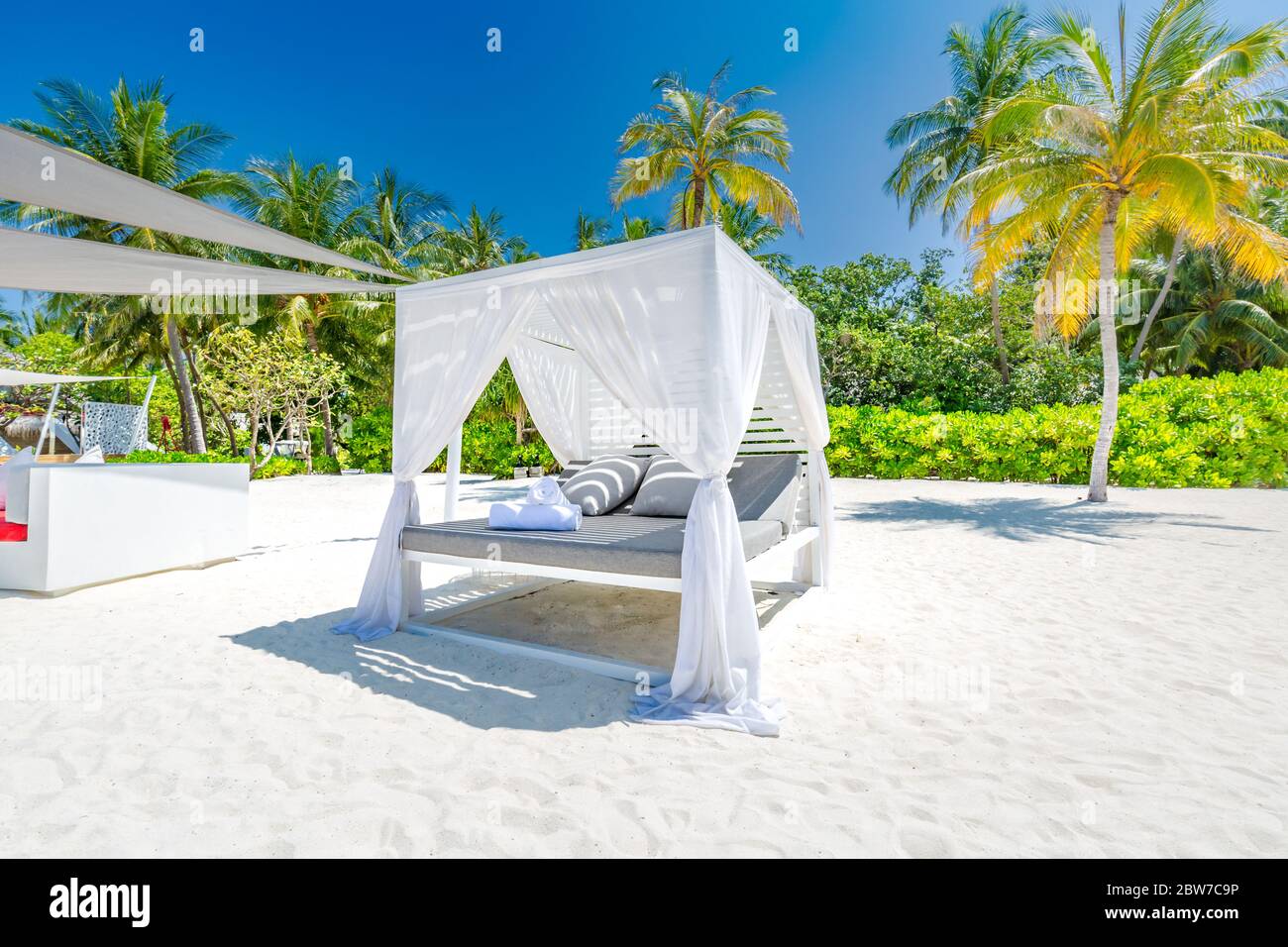 Couvert sur une scène exotique de plage. Canapés blancs de plage. Tentes de plage luxueuses dans un complexe tropical. Magnifique plage tropicale avec auvent blanc Banque D'Images