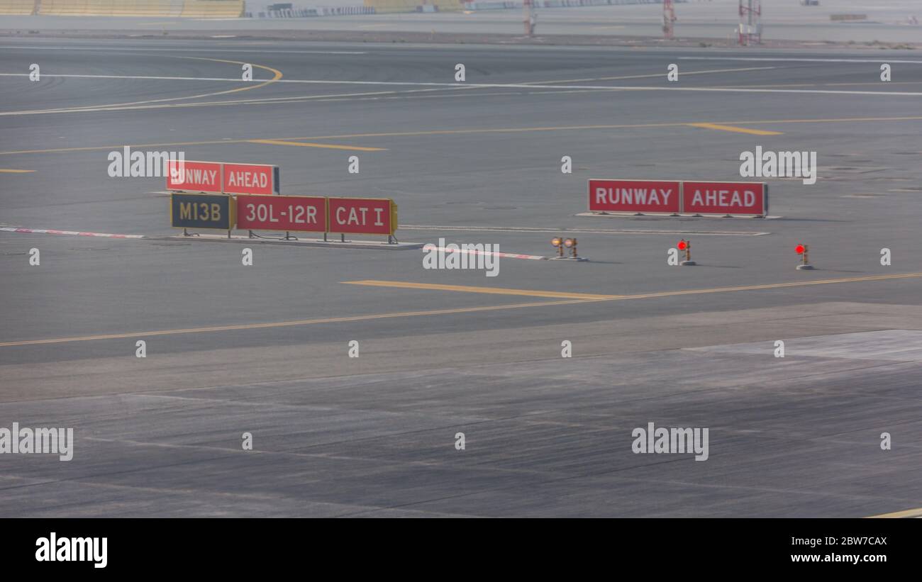 Panneau indiquant la voie de circulation de l'aéroport. Suivez les indications sur le taxi pour vous diriger vers l'aéroport Banque D'Images