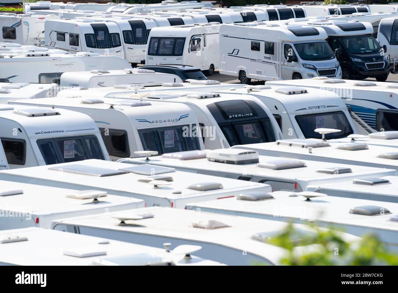 Leyland, Royaume-Uni. 29 mai 2020. L'image montre des caravanes et des moto maisons à vendre dans un concessionnaire à Leyland dans Lancashire comme motorhome et caravane dealersh Banque D'Images