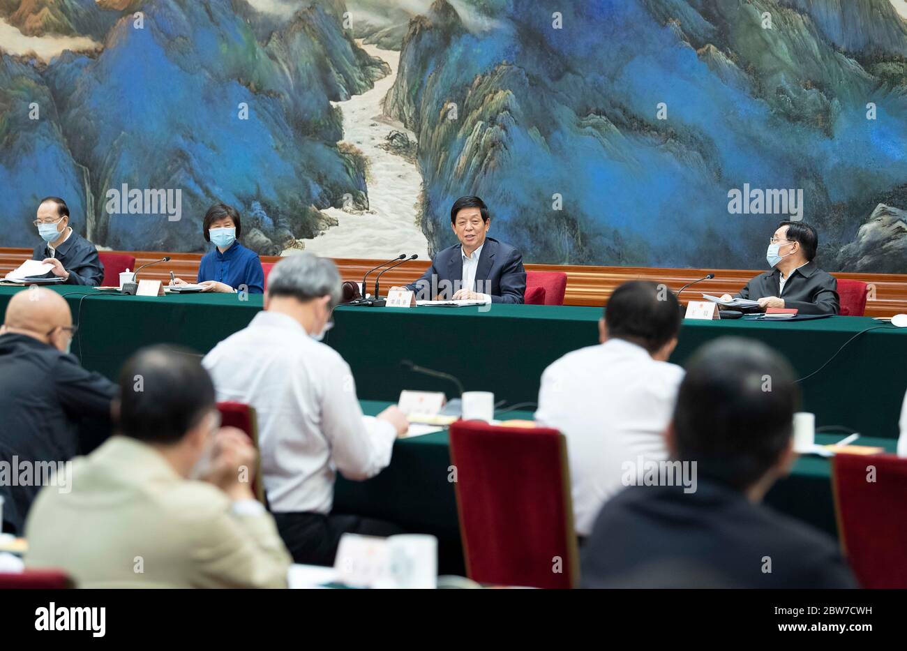 (200530) -- BEIJING, 30 mai 2020 (Xinhua) -- Li Zhanshu, membre du Comité permanent du Bureau politique du Comité central du Parti communiste de Chine et président du Comité permanent du Congrès national du peuple (CNP), Préside la première réunion plénière des équipes d'inspection sur l'application de la loi sur la protection de la faune sauvage à Beijing, capitale de la Chine, le 30 mai 2020. (Xinhua/Li Tao) Banque D'Images