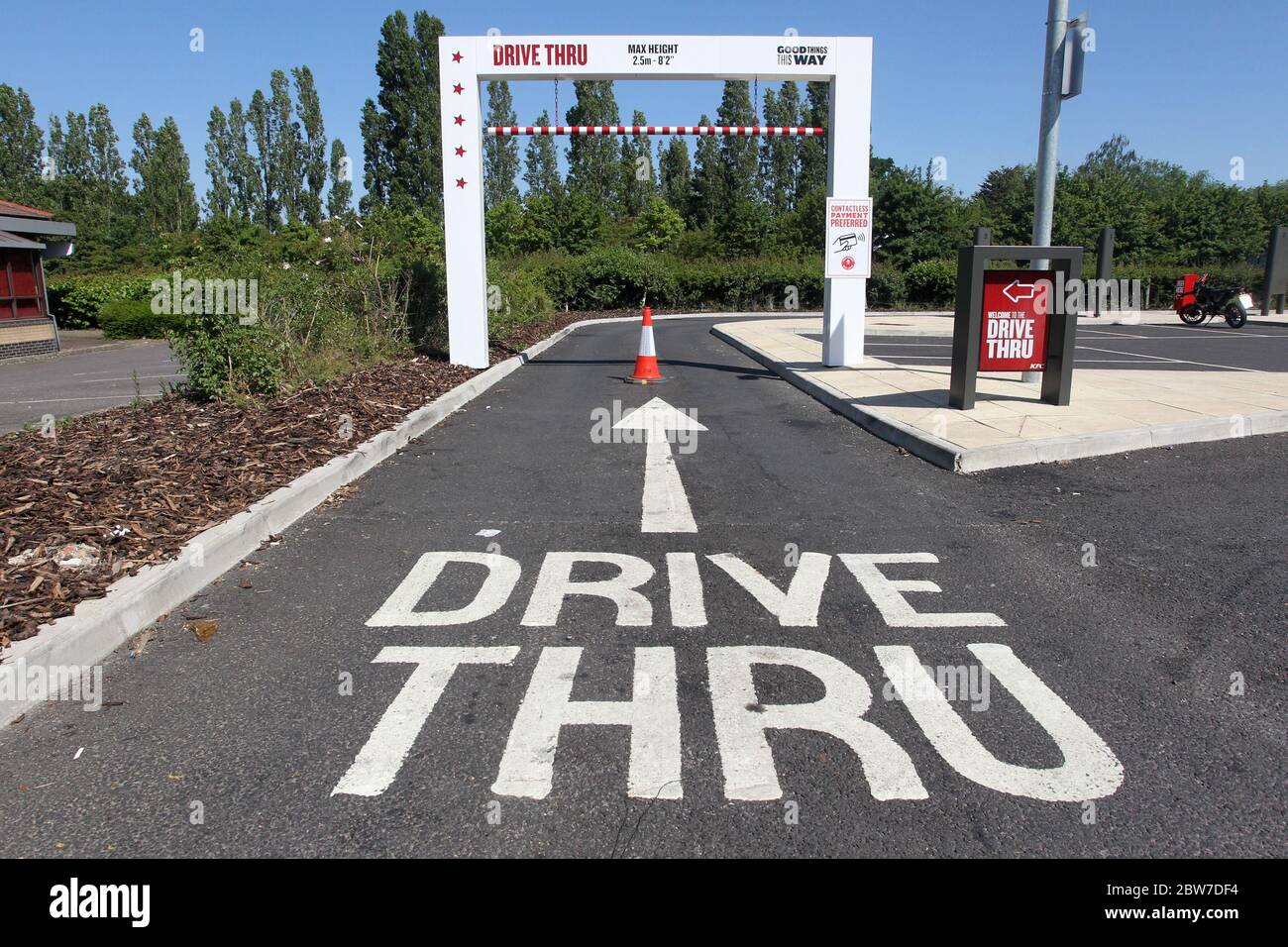Des panneaux indiquent le chemin vers le « Drive Thru » à Kentucky Fried Chicken à Galleys Corner, Braintree. Certains restaurants KFC sont en réouverture pour le drive-thro Banque D'Images