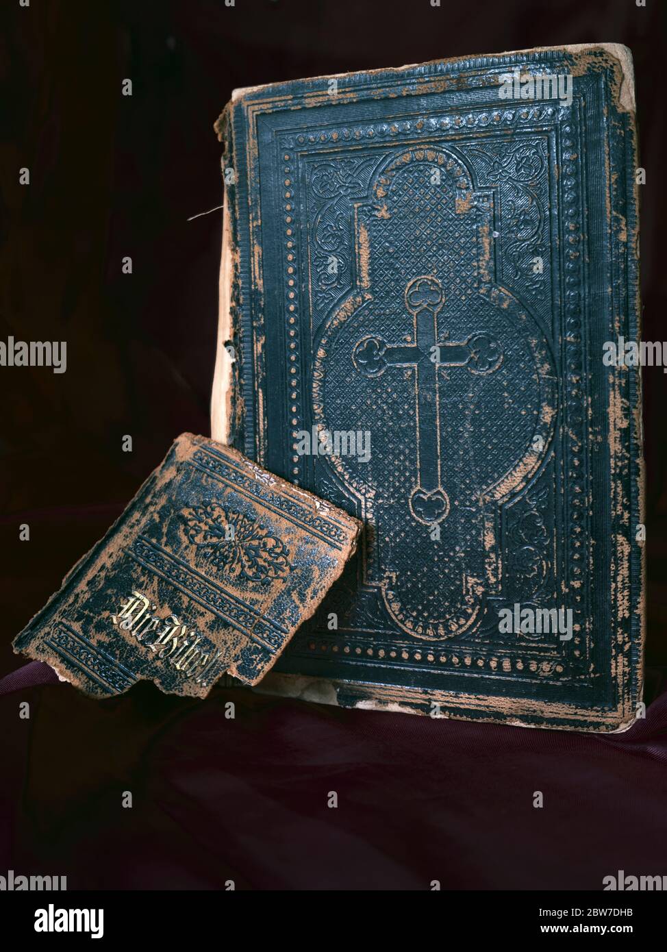 Ancienne Bible de la famille allemande de 1904, publiée à St. Louis Missouri, USA par Concordia Publishing House. La colonne vertébrale du livre a perdu sa reliure en cuir. Banque D'Images