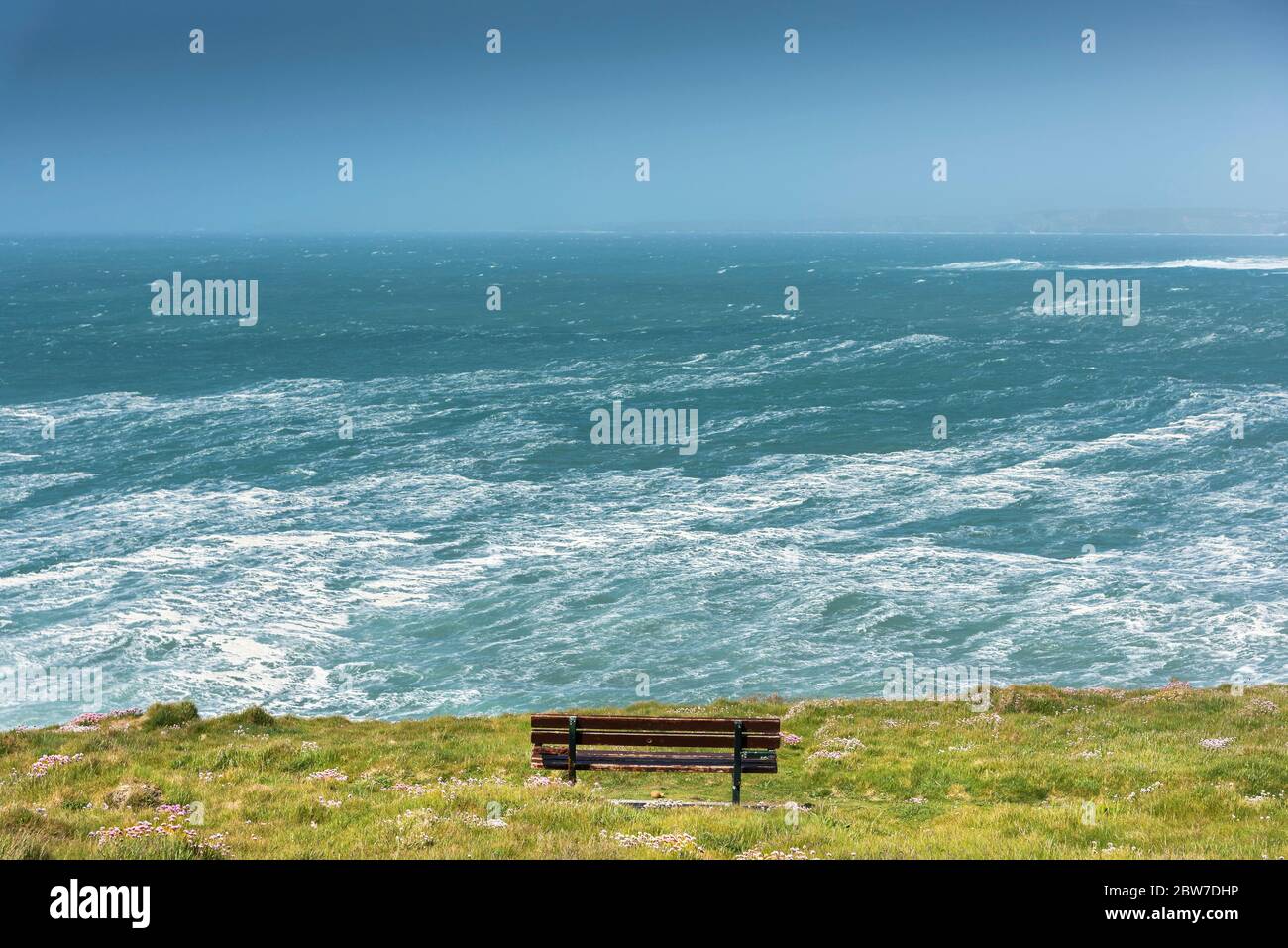 Vue depuis Pentire point East sur une baie de Fistral bâclée sur la côte nord de Cornwall. Banque D'Images