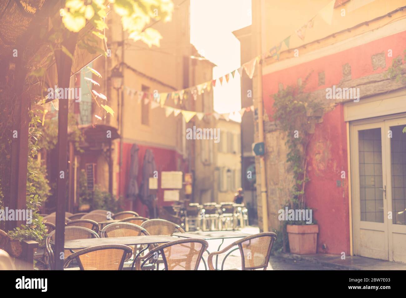 Petites tables de café de rue dans le style provençal dans la vieille ville, l'été humeur de vacances, l'aventure et le tourisme Banque D'Images