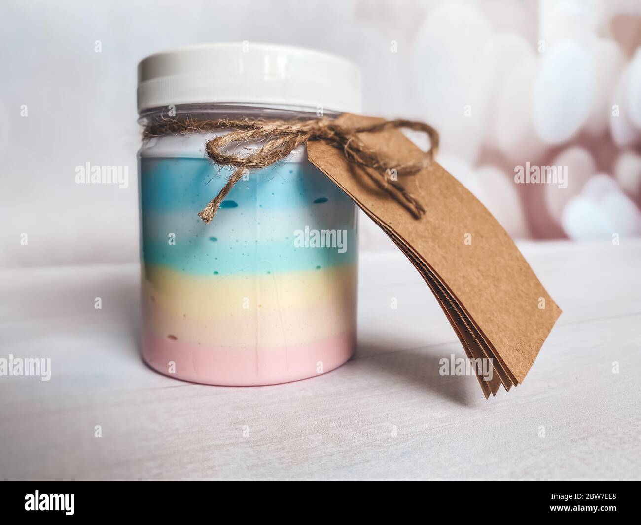 Bouteille avec un produit cosmétique de couleur arc-en-ciel. Modèle pour l'industrie cosmétique. Banque D'Images