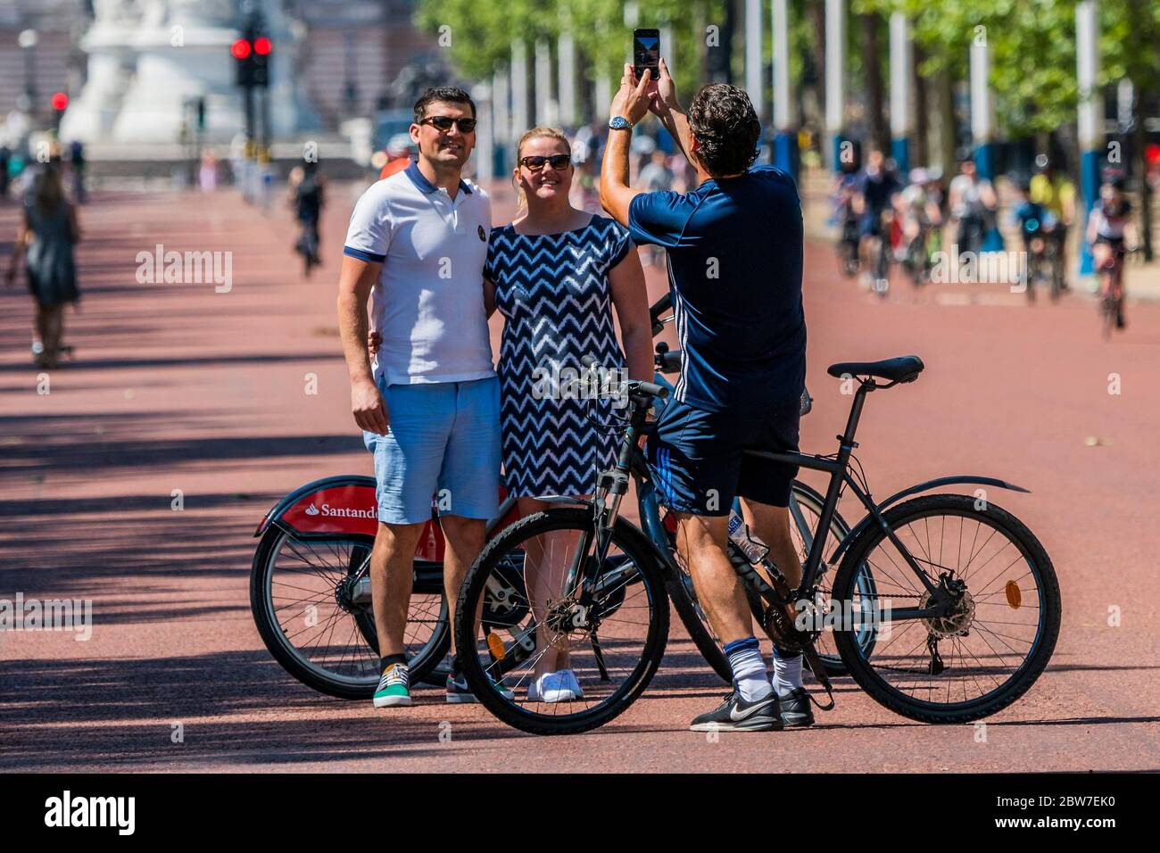 Londres, Royaume-Uni. 30 mai 2020. Il faut prendre des photos malgré le risque de contamination - profiter du vélo dans le Mall au coucher du soleil. Le « verrouillage » se poursuit pour l'épidémie du coronavirus (Covid 19) à Londres. Crédit : Guy Bell/Alay Live News Banque D'Images