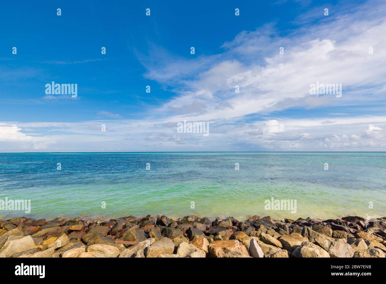 Mer tropicale ou océan, vue du brise-ondes construit à partir de pierres et de rochers. Horizon sur mer avec ciel bleu Banque D'Images