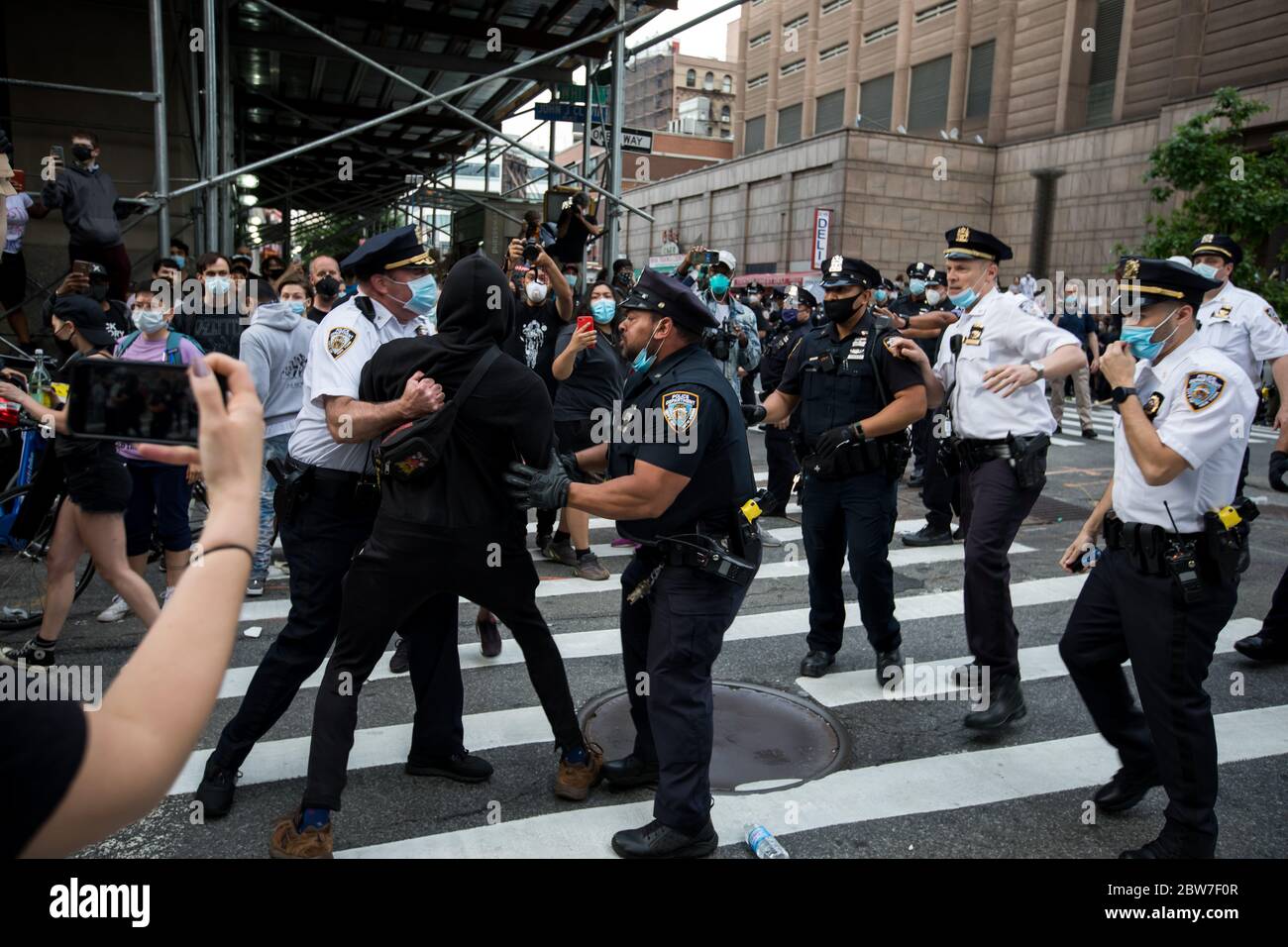 New York, États-Unis. 29 mai 2020. La police arrête un manifestant à New York, aux États-Unis, le 29 mai 2020. Les New-Yorkais ont continué à protester contre la mort de George Floyd alors que des centaines de personnes sont emmenées dans la rue de Manhattan vendredi pour exprimer leur colère contre la brutalité et le racisme de la police. Crédit: Michael Nagle/Xinhua/Alay Live News Banque D'Images