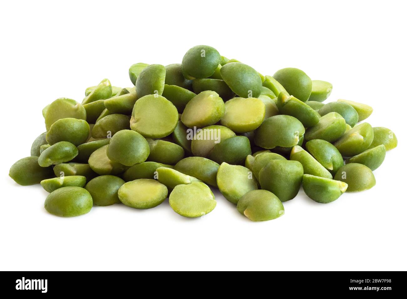Pile de pois secs verts séparés sur blanc. Banque D'Images