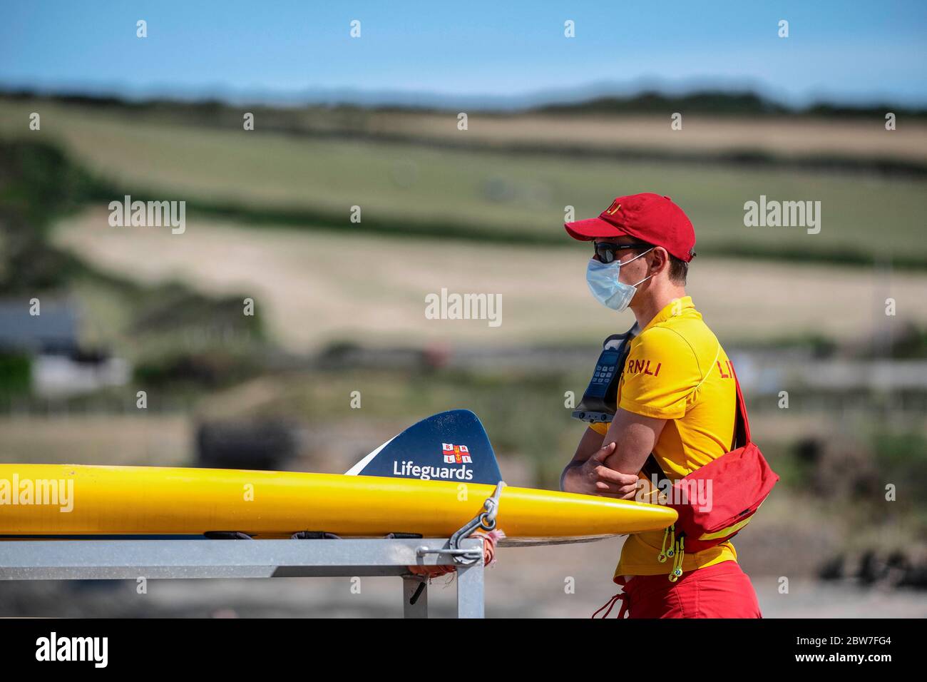 Les gardes de vie RNLI reprennent leurs patrouilles sur la plage de Croyde à Devon en portant des EPI avant l'assouplissement de la restriction de verrouillage du coronavirus lundi. Banque D'Images