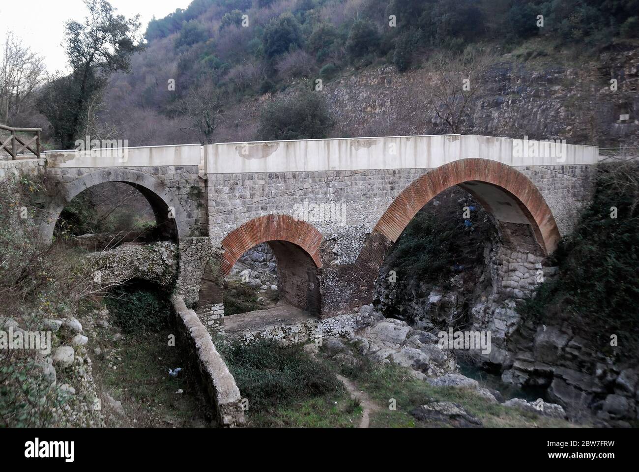 Le pont Fabio Massimo est un ancien pont romain situé dans la municipalité de Faicchio, province de Benevento, Campanie, Italie. Il a été construit dans la période républicaine sur un artefact Samnite préexistant. La tradition veut que le dictateur romain Quinto Fabio Massimo passe là pour arrêter l'avance d'Hannibal pendant la deuxième guerre punique. En 2008, le pont a subi une intervention de restauration douteuse en raison de l'utilisation de techniques sans rapport avec l'artefact. Le pont est situé près d'une gorge sur la rivière Titerno. Banque D'Images