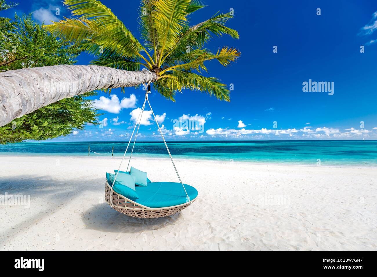 Fond tropical de plage comme paysage d'été avec balançoire de plage ou hamac et sable blanc et mer calme pour la bannière de plage. Des vacances parfaites sur la plage Banque D'Images
