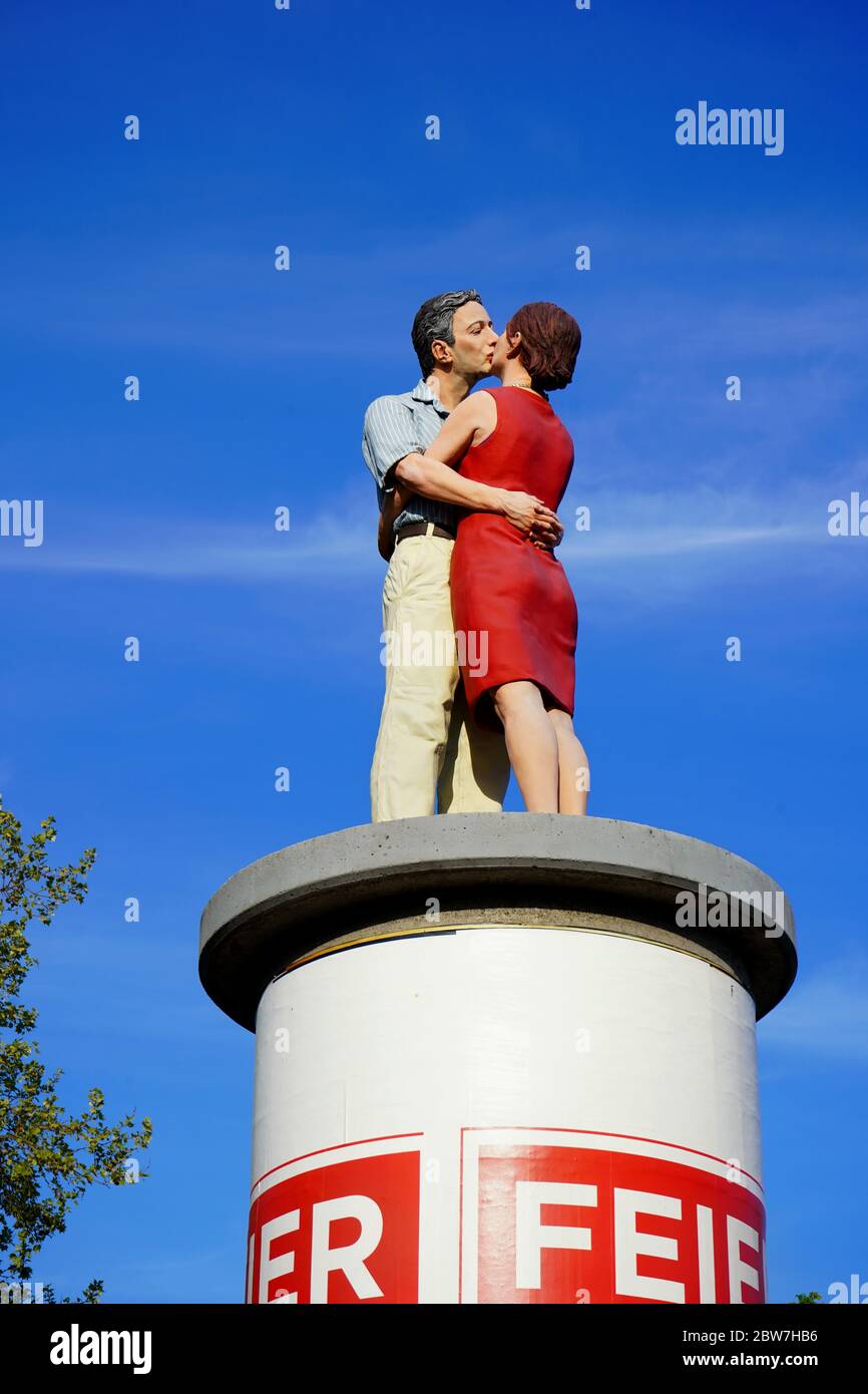 'Säulenheilige' (saints sur colonnes) : sculptures réalistes des gens de tous les jours sur des colonnes publicitaires de Christoph Pöggeler. Celui-ci: 'Le couple II'. Banque D'Images