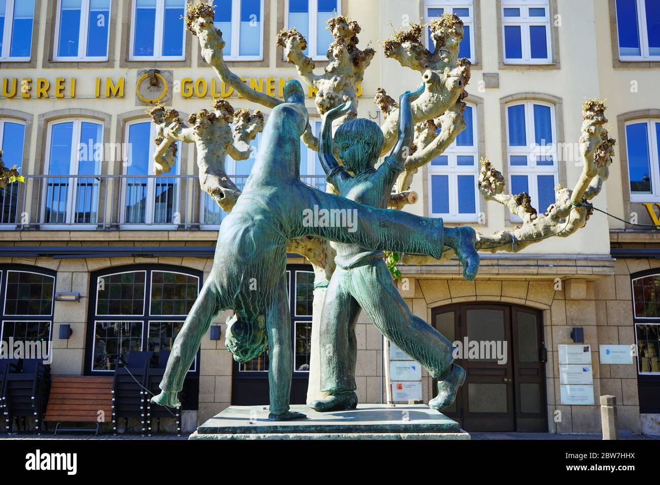 Fontaine de Cartwheeler dans la vieille ville. Cartwheeling est une tradition historique à Düsseldorf et le symbole principal de la ville, toujours présent sur de nombreux souvenirs. Banque D'Images