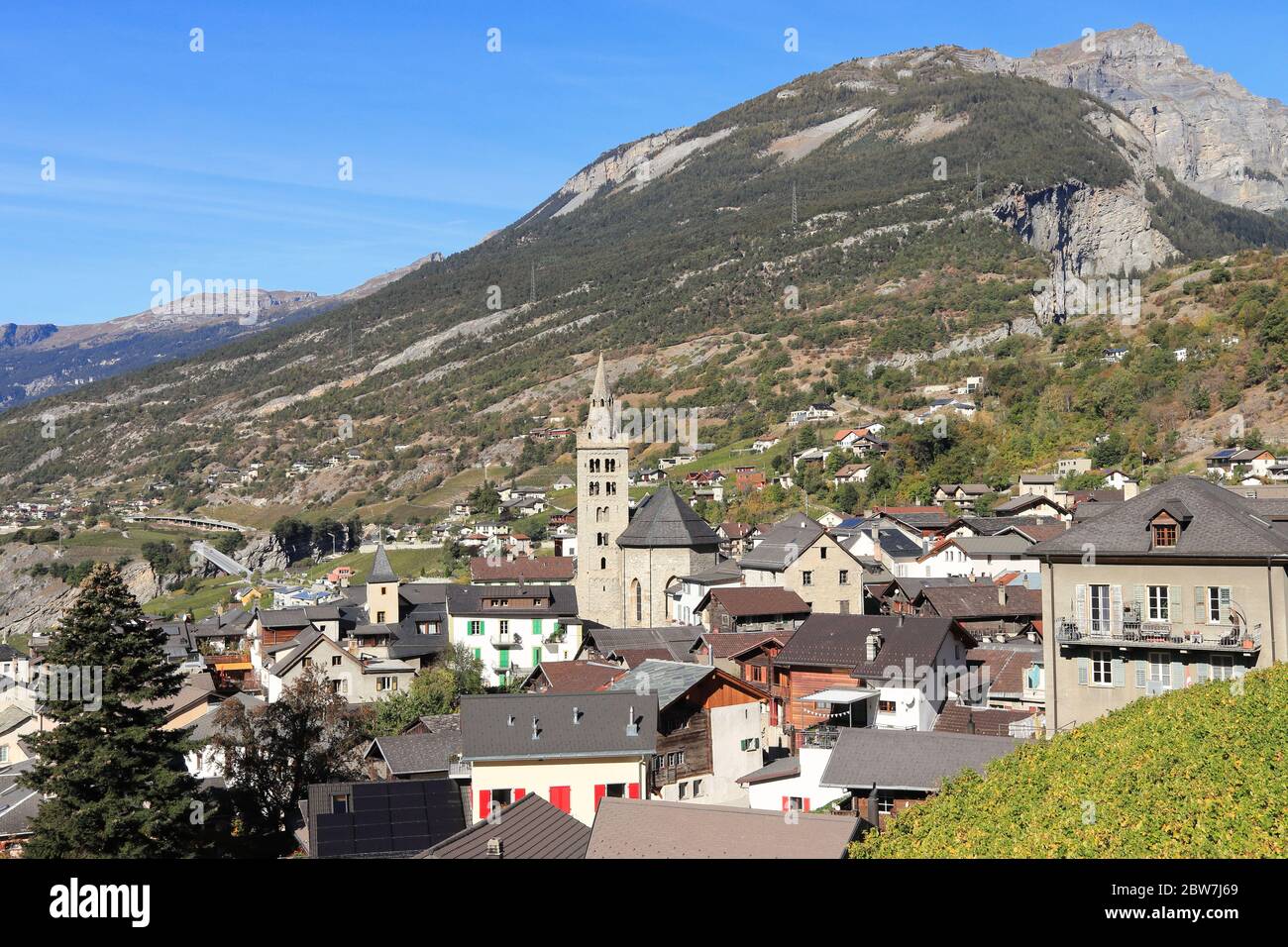 LEUK, VALAIS, SUISSE - 12 OCTOBRE 2018 : la ville suisse de Leuk dans le canton du Valais en Suisse. Banque D'Images