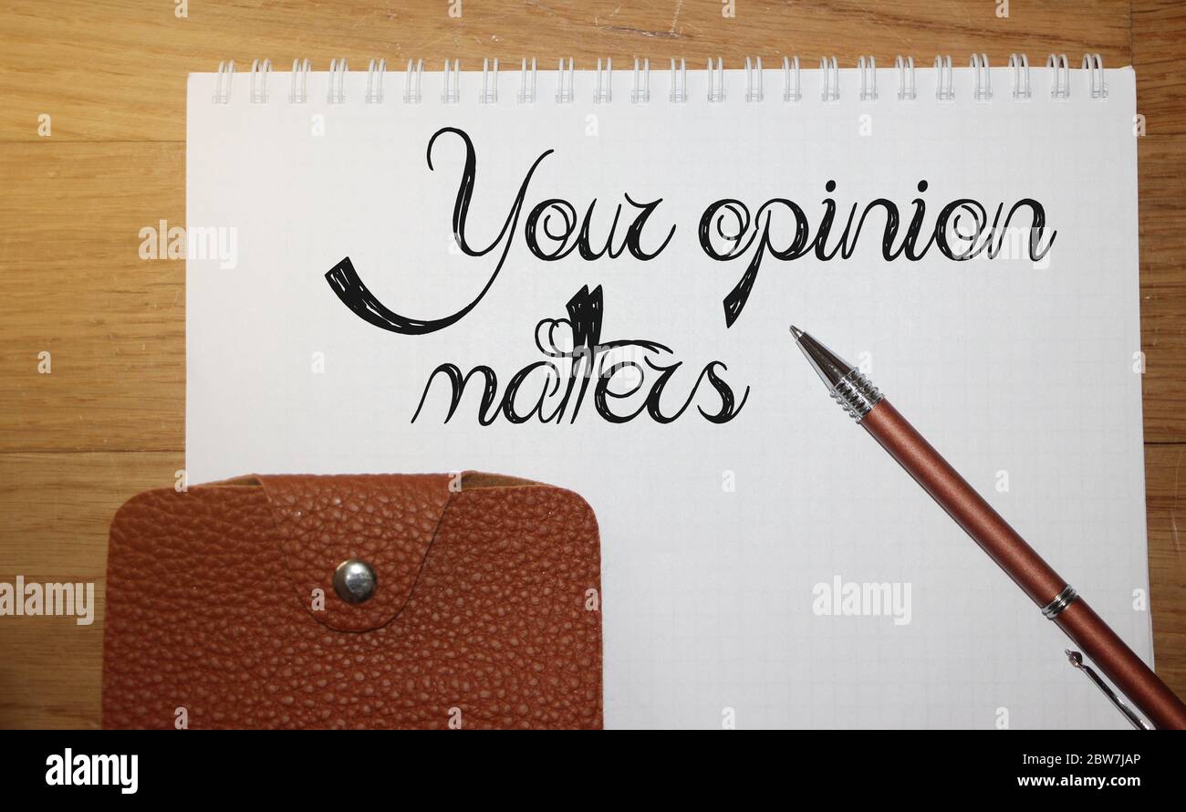 Expression de texte votre opinion compte sur la page, un stylo et un portefeuille sur une table en bois. Concept de développement de l'éducation et des affaires Banque D'Images