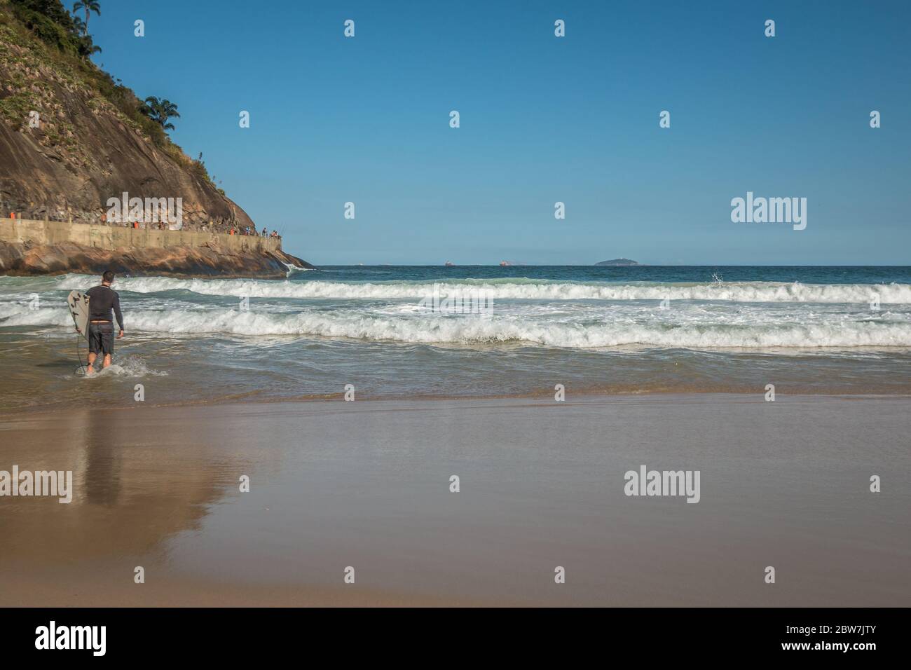 Surfeur sur la plage de Copacabana Banque D'Images