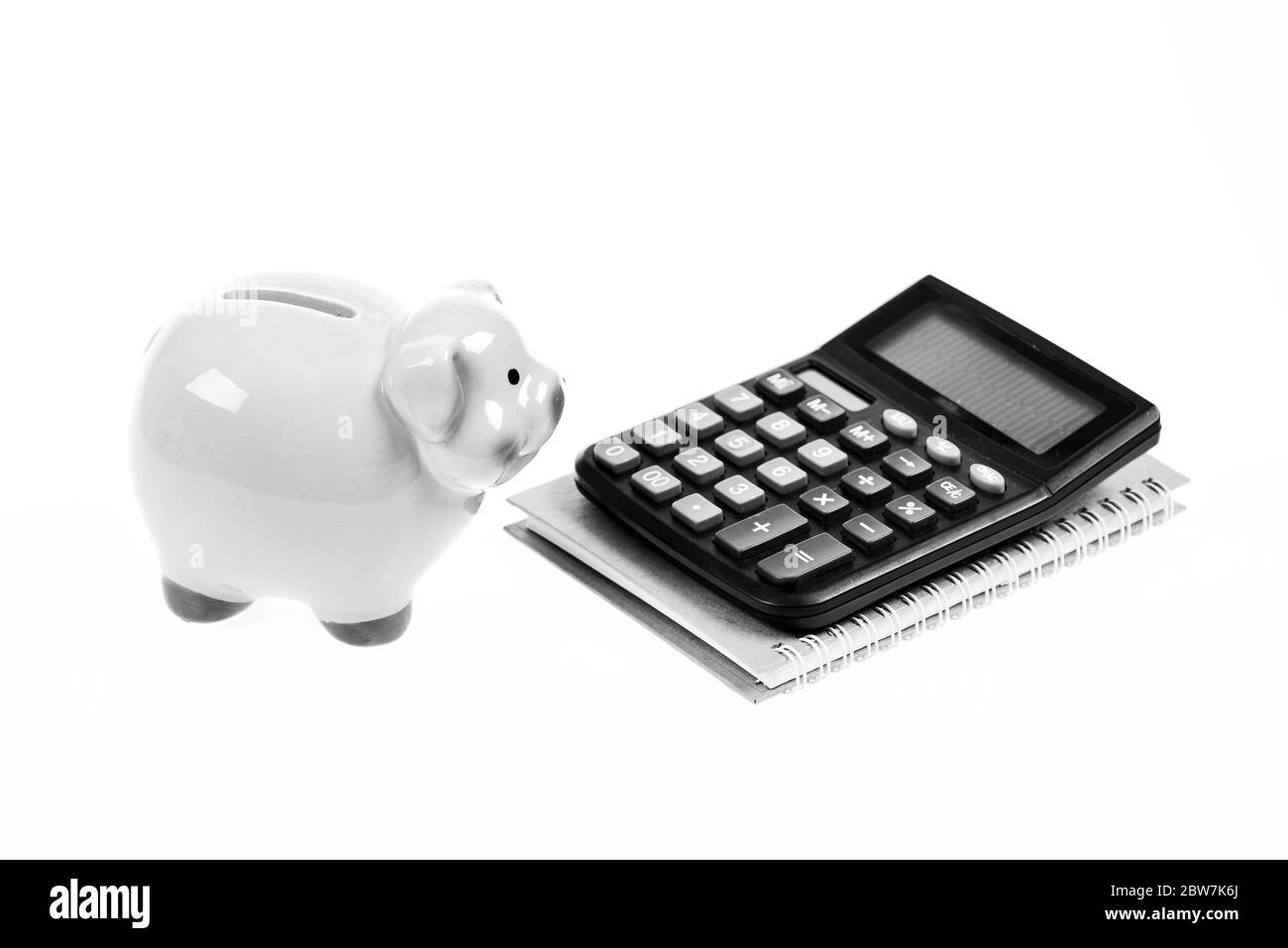 Tirelire de l'argent de l'épargne. L'économie et de gestion sans but lucratif. L'économie et les finances. Tirelire cochon rose et Calculatrice. Les taux de change. L'économie et administration des affaires. Concept de la dette de crédit. Banque D'Images
