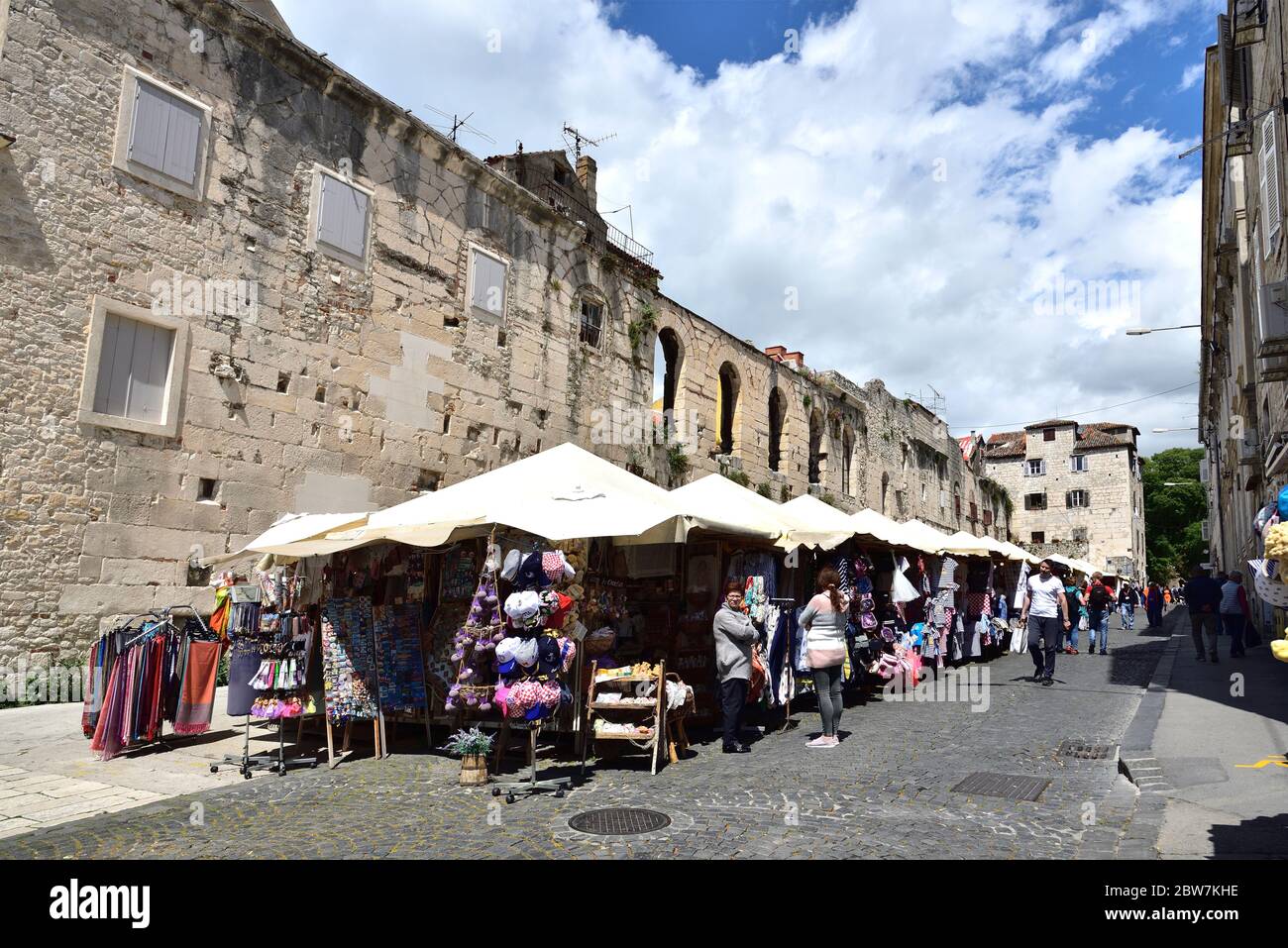 SPLIT, CROATIE - 29 AVRIL 2019 : bâtiments anciens entourant le palais de Dioclétien dans le centre-ville de Split, à la journée ensoleillée en Croatie Banque D'Images