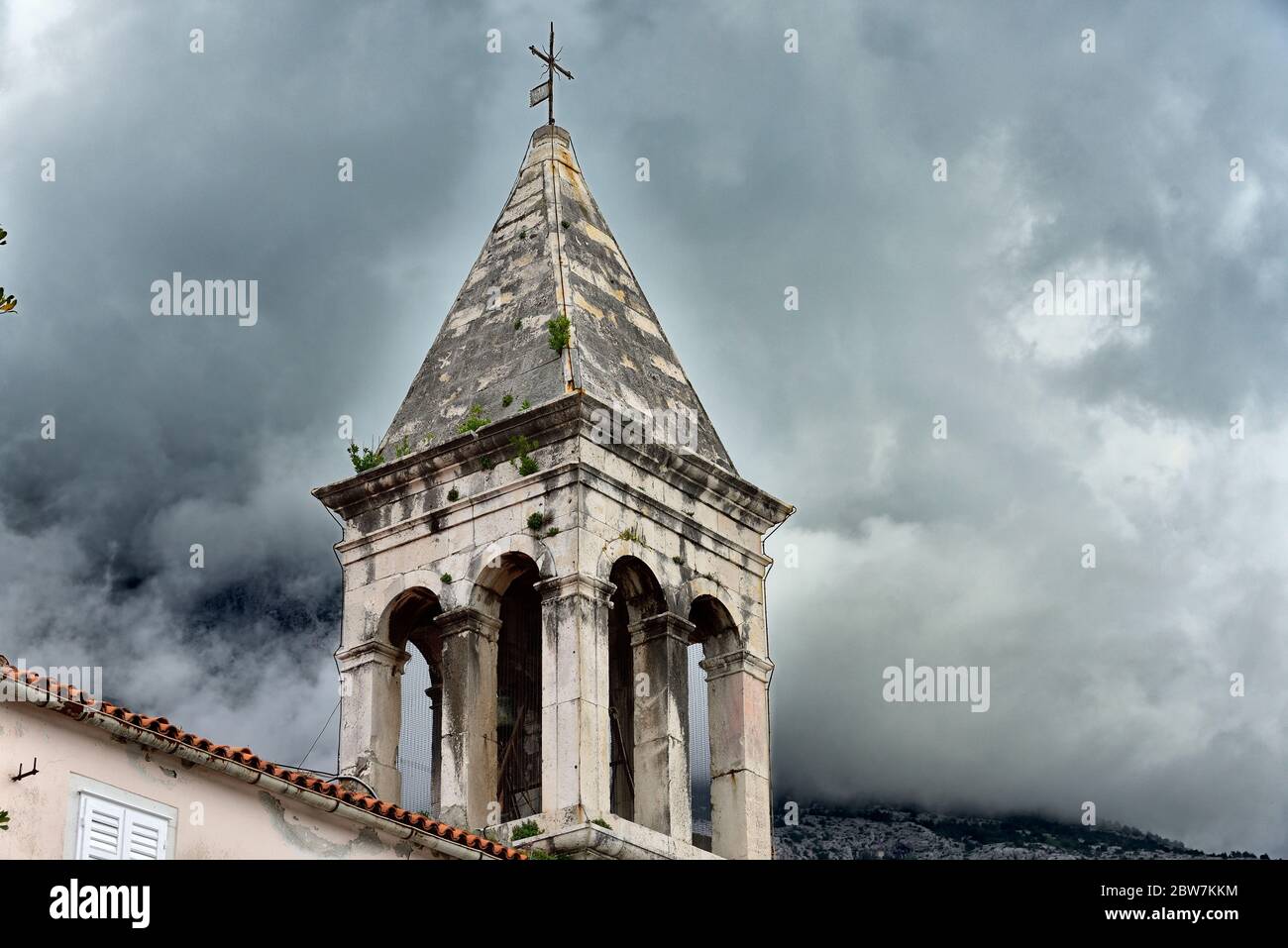 Le clocher de l'église principale dans la célèbre et belle ville de Makarska en Dalmatie destination touristique populaire en Dalmatie. Croatie Banque D'Images