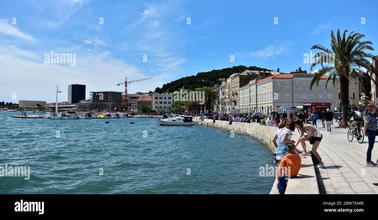 SPLIT, CROATIE - 29 AVRIL 2019: Personnes sur la promenade Splitska Riva à Split le début du printemps, Croatie Banque D'Images