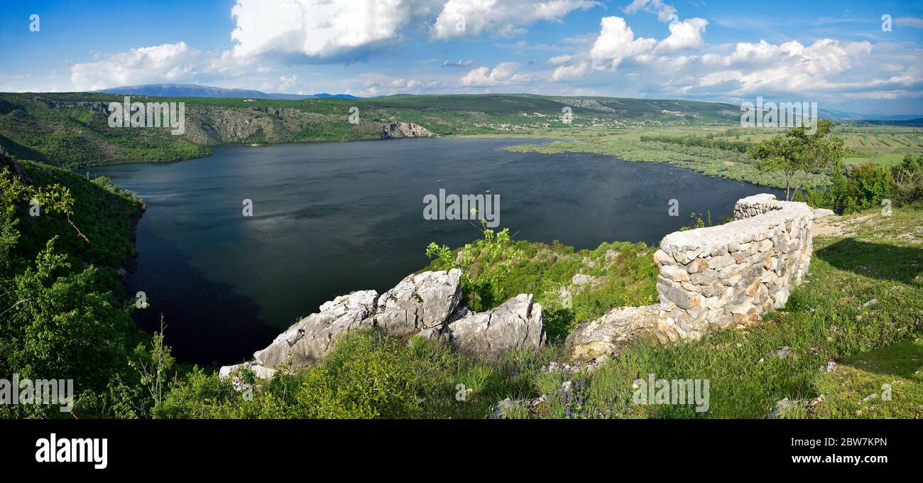 Lac appelé Prolosko blato dans la partie continentale du sud de la croatie. Cette partie est spéciale pour le sol calcaire qui résulte en beaucoup de petits lacs que ap Banque D'Images