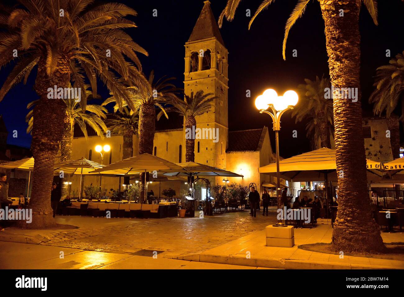 TROGIR, CROATIE - 31 AVRIL 2019 : restaurant sur la place principale de la ville méditerranéenne. Trogir la nuit. Croatie. Banque D'Images