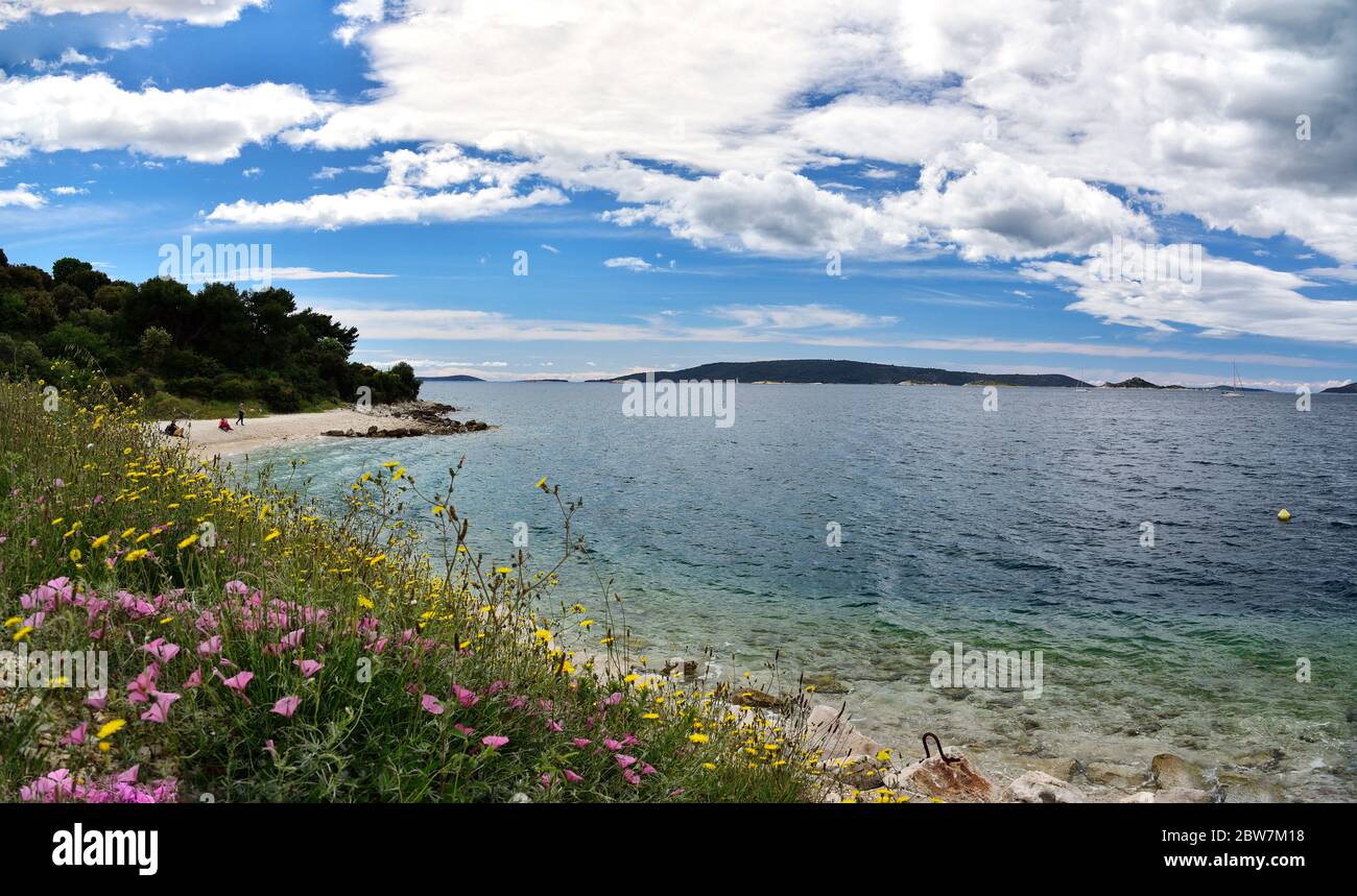 ÎLE DE CIOVO, CROATIE - 30 AVRIL 2019 - magnifique paysage avec des eaux cristallines de l'Adriatique de l'île de Ciovo près de la ville de Trogir, Croatie Banque D'Images